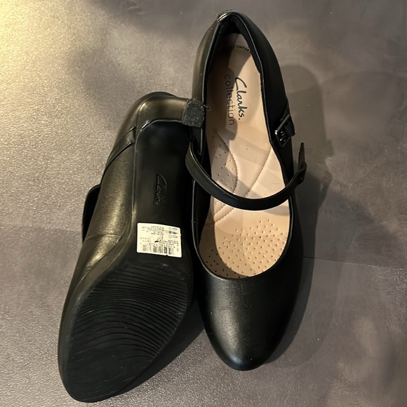 Clark’s Ambry Shine Black Leather Maryjane Heels - Picture 3 of 5